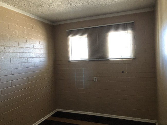 Foto del edificio - 1739 E Cheery Lynn Rd