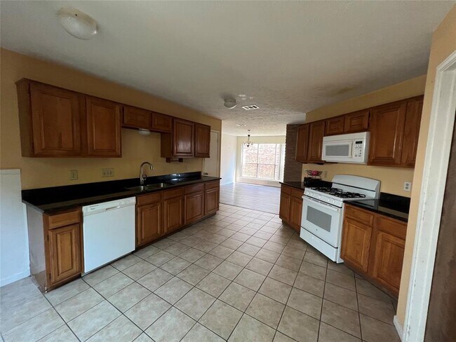 Foto del edificio - 2218 Trail W St