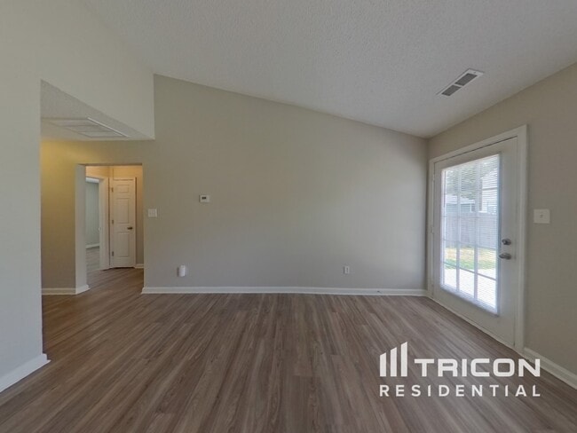 Building Photo - 2744 Fairstone Ave