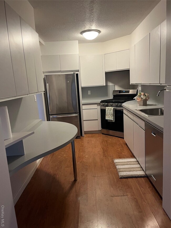 Building Photo - 2 Bay Club Dr