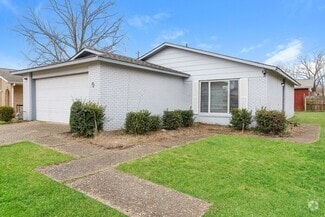 Building Photo - 9 Villas Dr