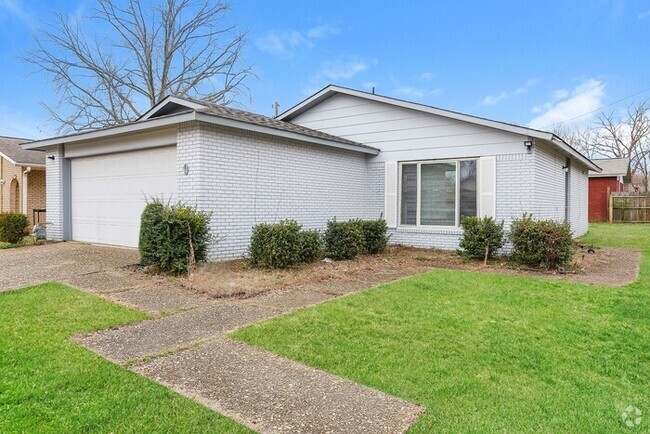 Building Photo - 9 Villas Dr