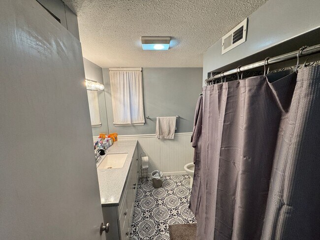 Building Photo - Spacious 2 Bedroom Home Close to Campus