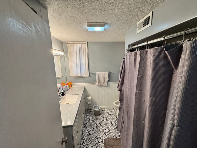 Foto del edificio - Spacious 2 Bedroom Home Close to Campus