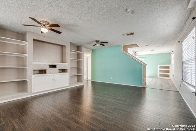 Building Photo - 4 Bedroom/2.5 Bath Autumn Run Subdivision