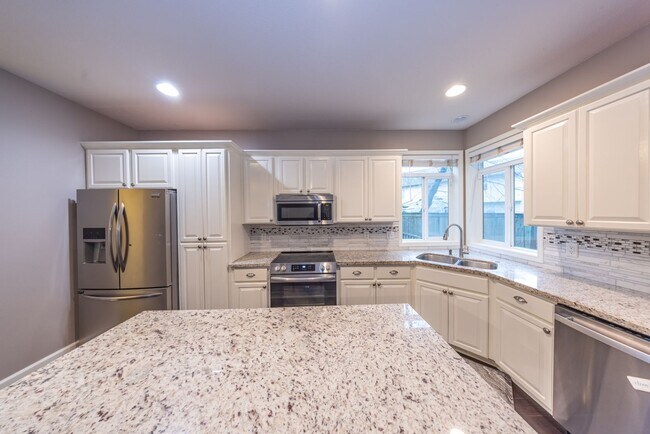 Foto del edificio - Spacious 4-Bedroom Home on Fisher’s Landing Cul-de-Sac