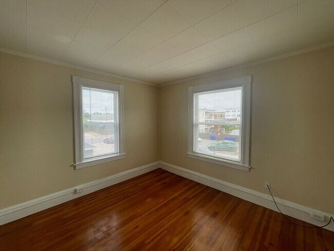 Building Photo - 68 Laval St