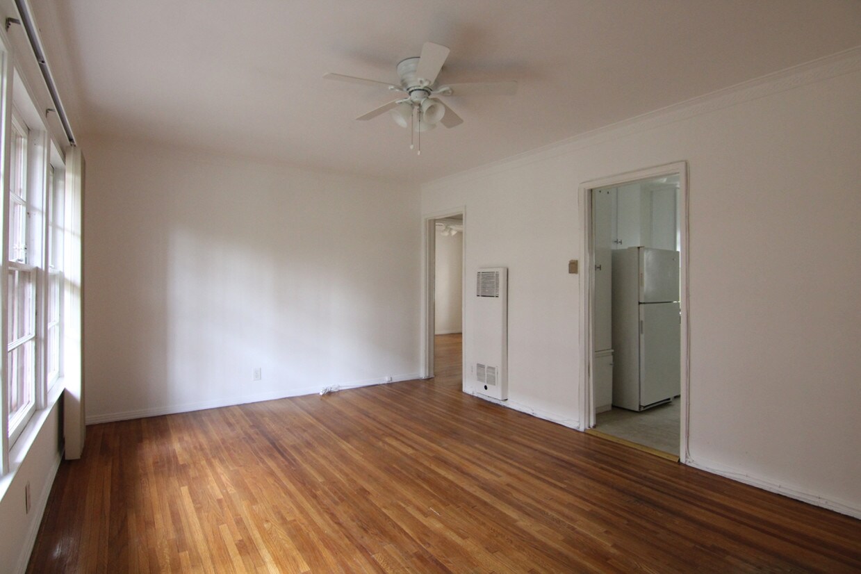 Primary Photo - 1519 N Laurel Ave