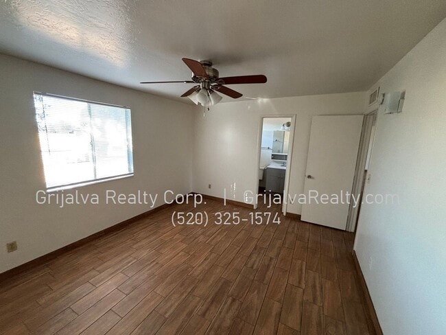 Building Photo - 3 Bed, 2 Bath Townhouse for Rent on the East Side (Escalante/Kolb)