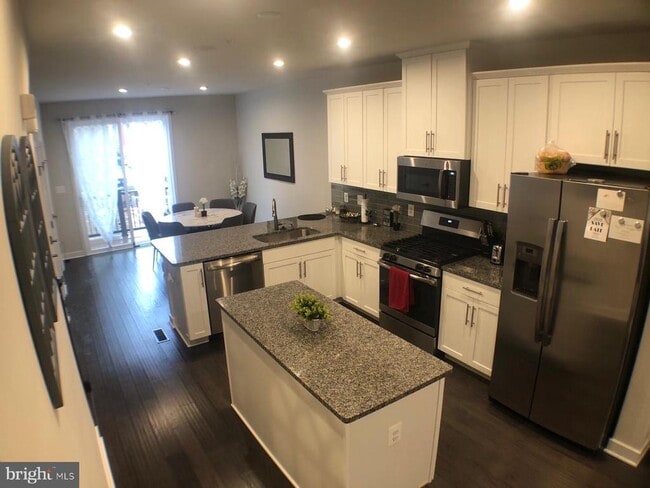 Building Photo - 6212 Editors Park Dr