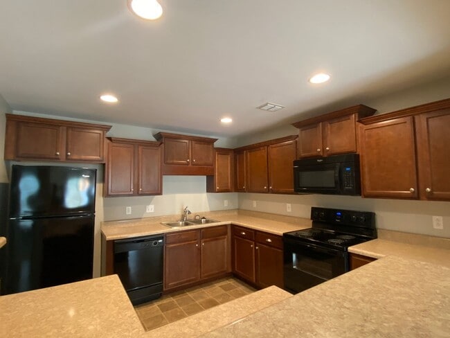 Building Photo - 3 Bedroom / 3 Bathroom / End Unit Townhome...