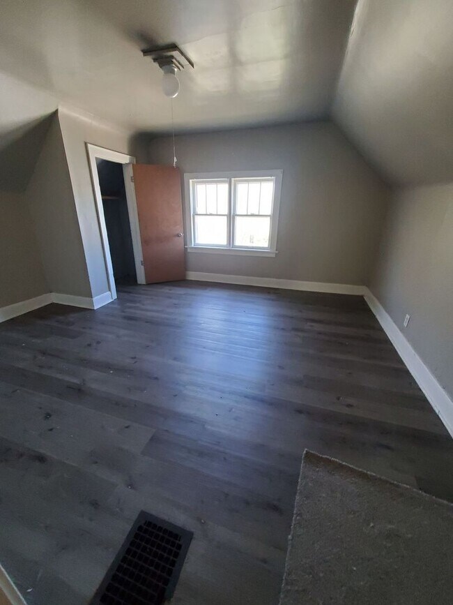 Building Photo - Single family 3 bedroom home
