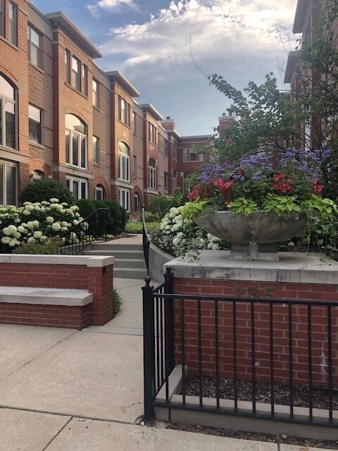 Foto principal - 235 S Marion St