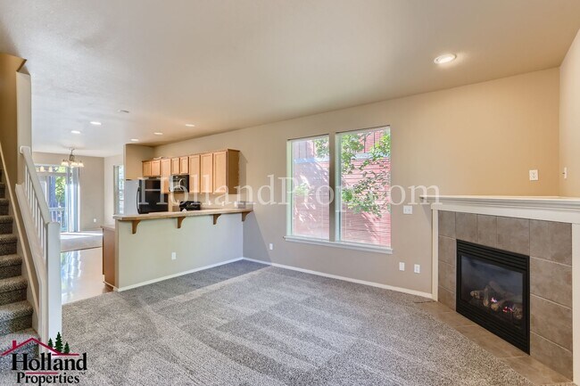 Building Photo - Stunning End-Unit Townhouse with Over 1,40...