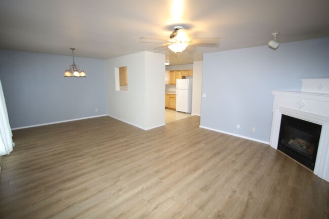 Building Photo - 3 Bedroom Eagle River Townhouse!