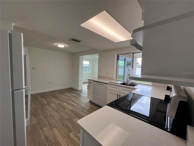 Building Photo - 7315 Brentwood Dr