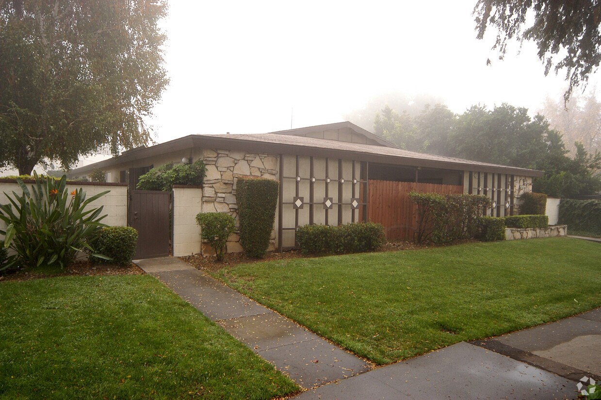 Foto del edificio - 880-890 Redding Way