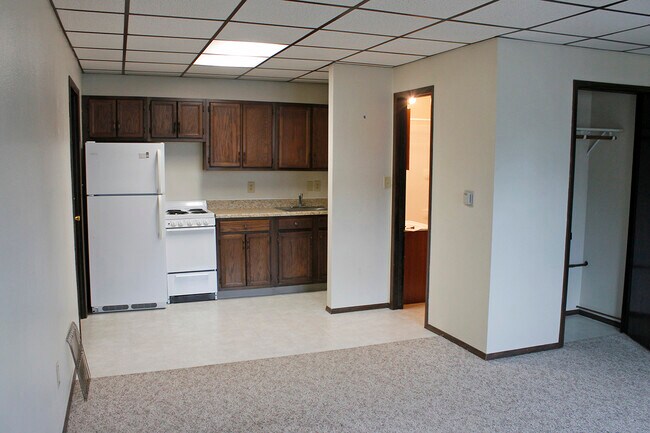 Kitchen - Bathroom - 927 5th St S