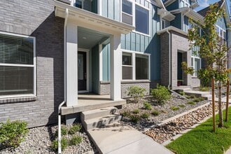 Building Photo - 2764 Blue Iris Dr