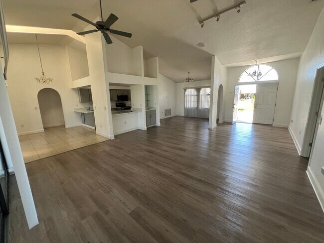 Foto del edificio - $1,875 ** ANNUAL ** Available 10/15/25 - Newly Renovated ** 3/2 Single Family Home with Oversized...
