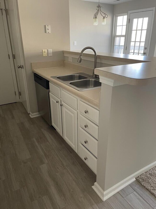 Foto del edificio - 9810 Campus Walk Ln
