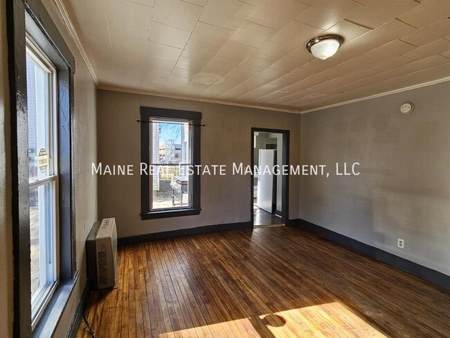 Building Photo - 27 Elm St