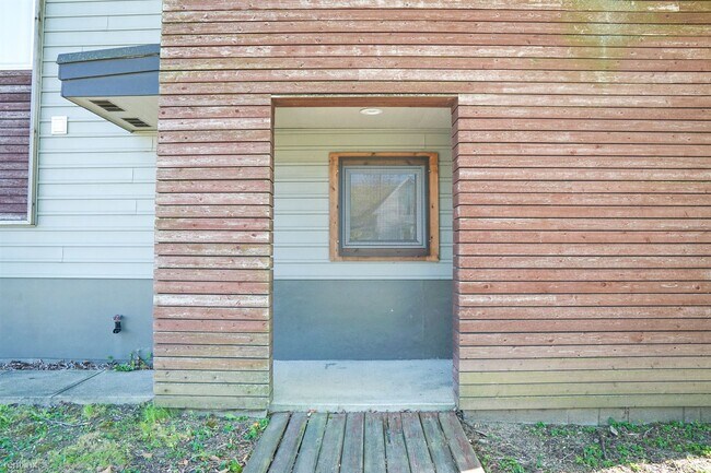 Building Photo - 1960 Bellefontaine St