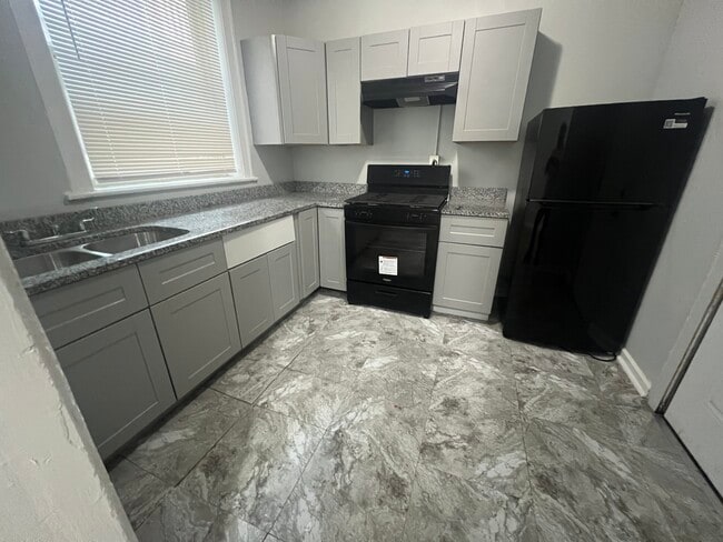 Building Photo - 2049 E 68th St