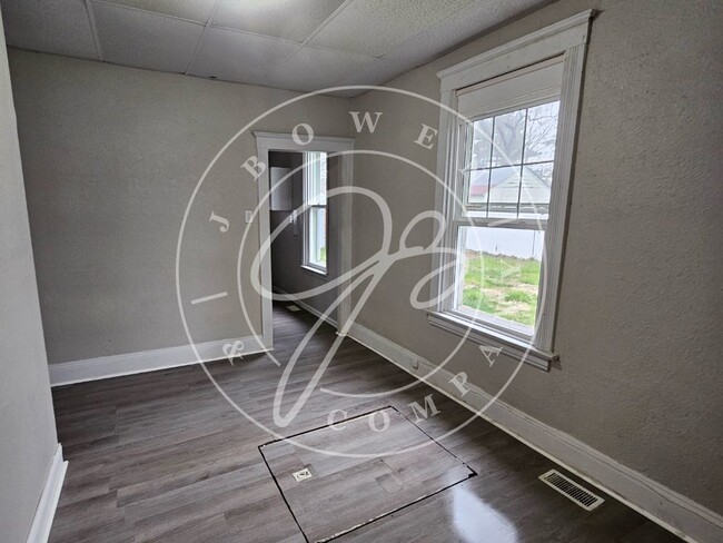 Foto del edificio - Charming 3 Bedroom Home with Spacious Yard...