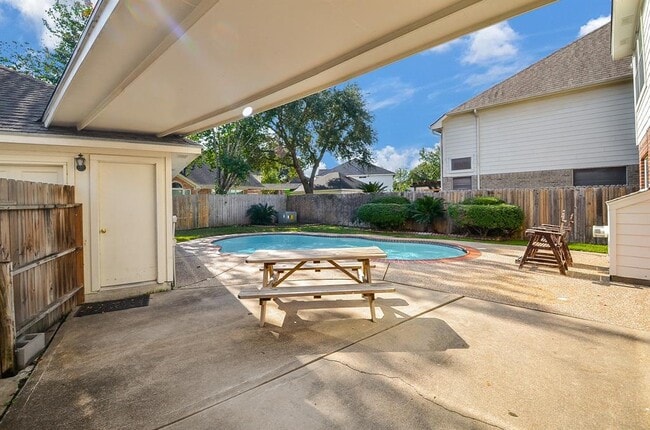 Building Photo - 20735 Fawnbrook Ct
