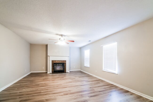 Building Photo - 1027 Sycamore Ln