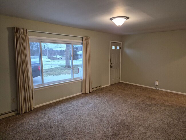 Foto del edificio - Charming 2-Bedroom Home with Bonus Room & Large Yard