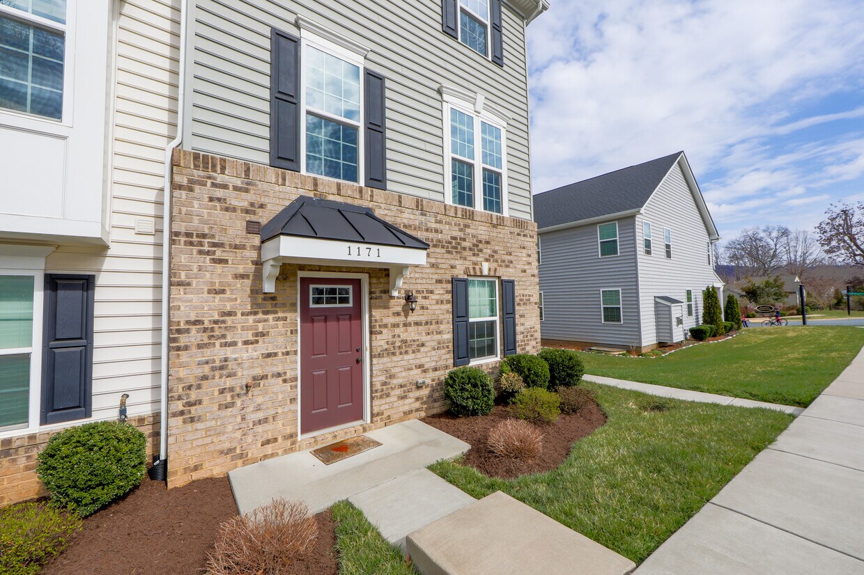 Front - 1171 Sunset Avenue Ext