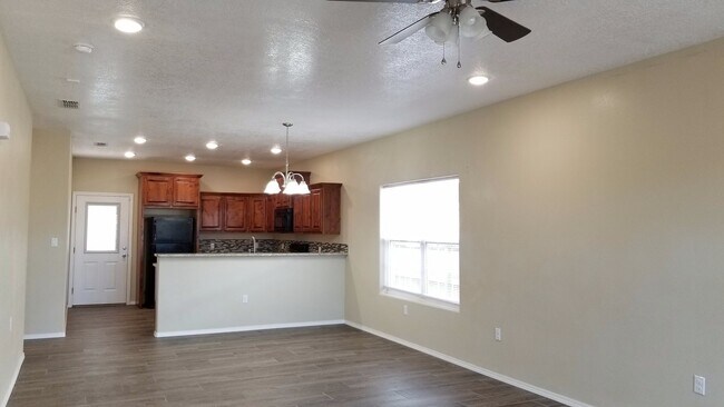 Foto del edificio - OPEN FLOOR PLAN ON HOME ONLY 1 YEAR OLD