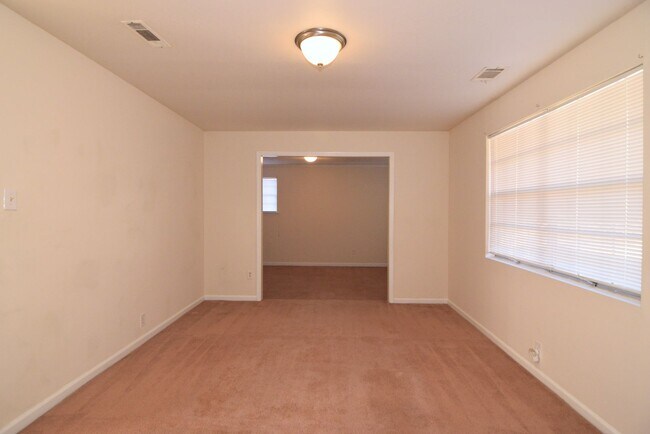 Foto del edificio - 3 Bed/1.5 Bath home off Meadowbrook Drive ...