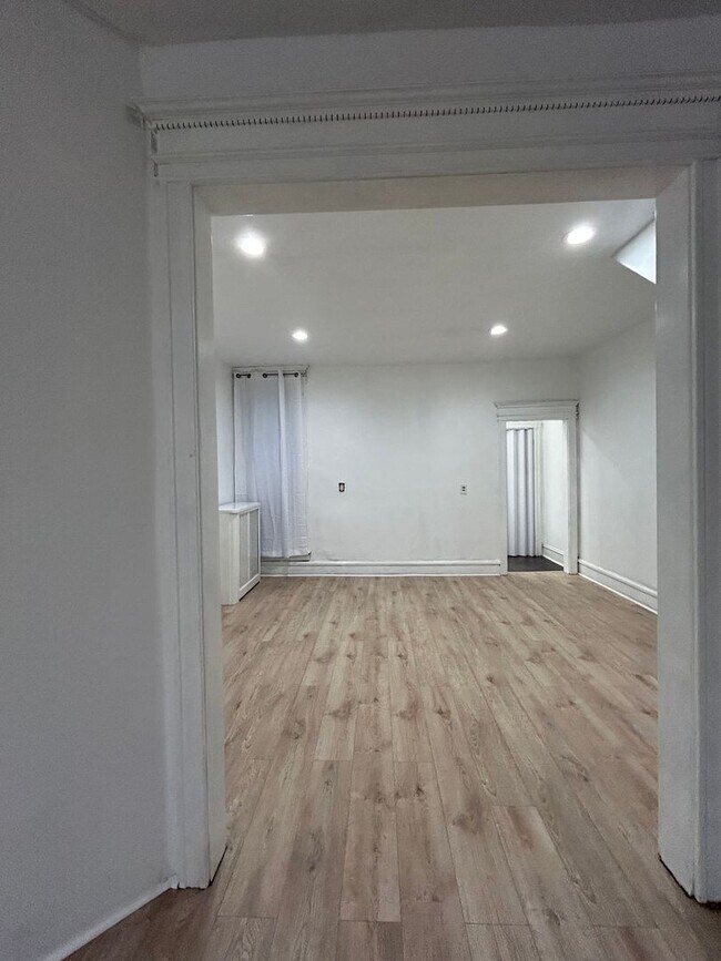 Building Photo - Newly renovated 3 bedroom lots of storage ...