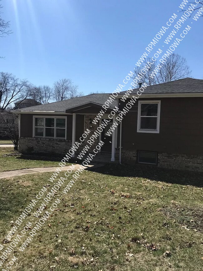 Building Photo - SPACIOUS 3 Bedroom 2.5 Bathroom in Des Moi...