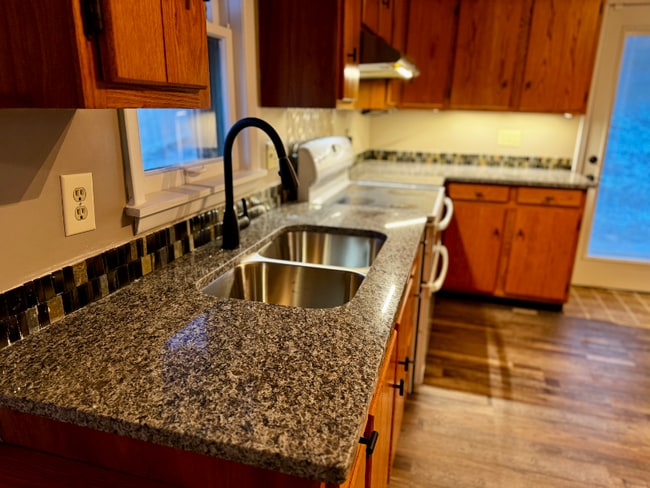 Building Photo - 108 Broad St