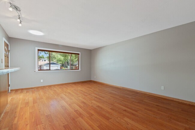 Building Photo - Move In Ready Northwest Reno