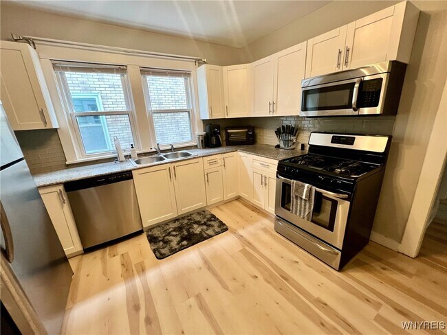 Foto del edificio - 1691 Hertel Ave