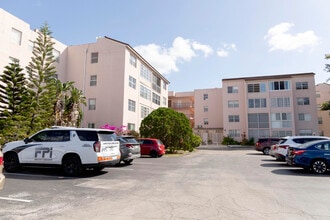 Building Photo - 2851 Somerset Dr