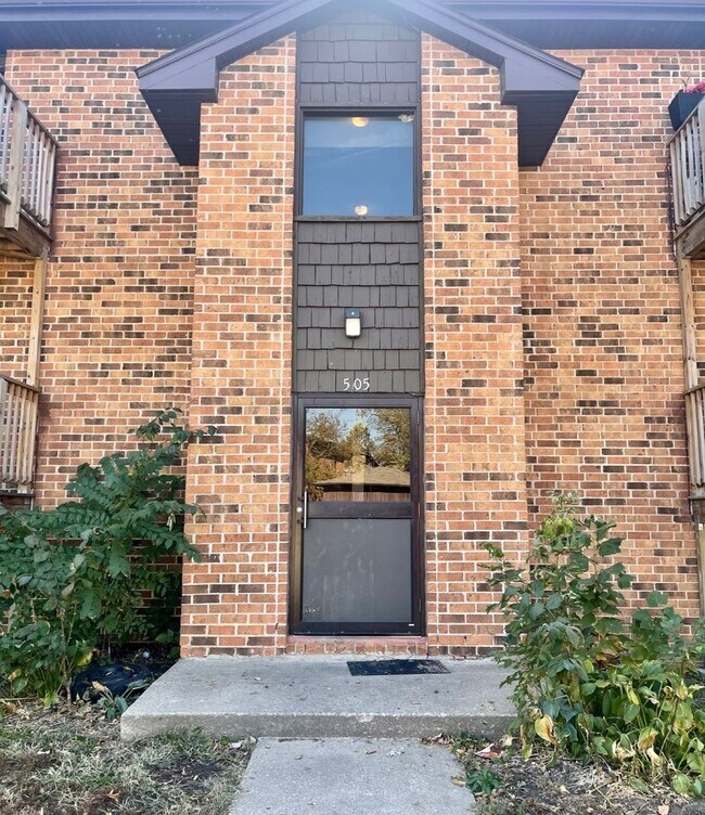 Building Photo - 2 Bedroom Condo in Rear of Complex w/ Newe...