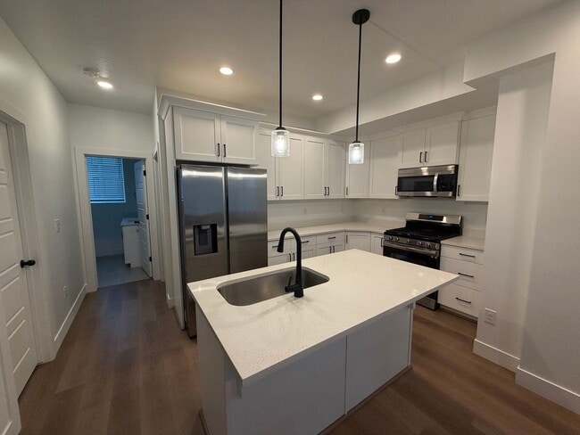 Building Photo - 140 E Abbeville Ct