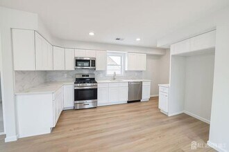 Building Photo - 17 1/2 Thomas Street Unit 2F