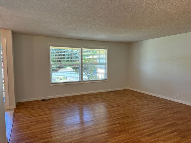 Foto del edificio - Spacious 3 bedroom 2 bathroom house in gre...