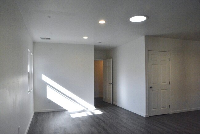 Building Photo - 6415 Romaine St