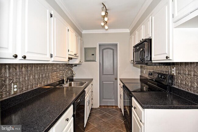 Foto del edificio - 7036 Strathmore St