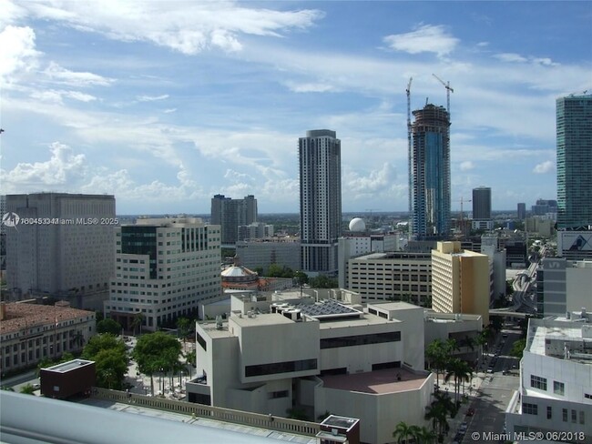 Foto del edificio - 133 NE 2nd Ave