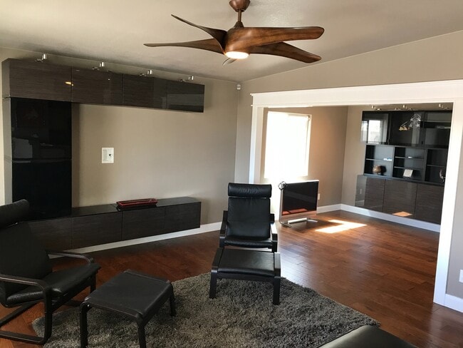 Foto del edificio - COMING SOON ! 5/23/25 GORGEOUS 3 BED/ 2.5 ...