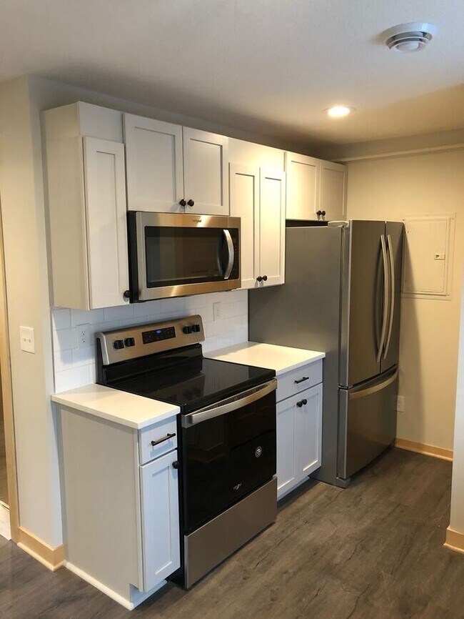Building Photo - Studio Available Now in Newer Building, Mo...